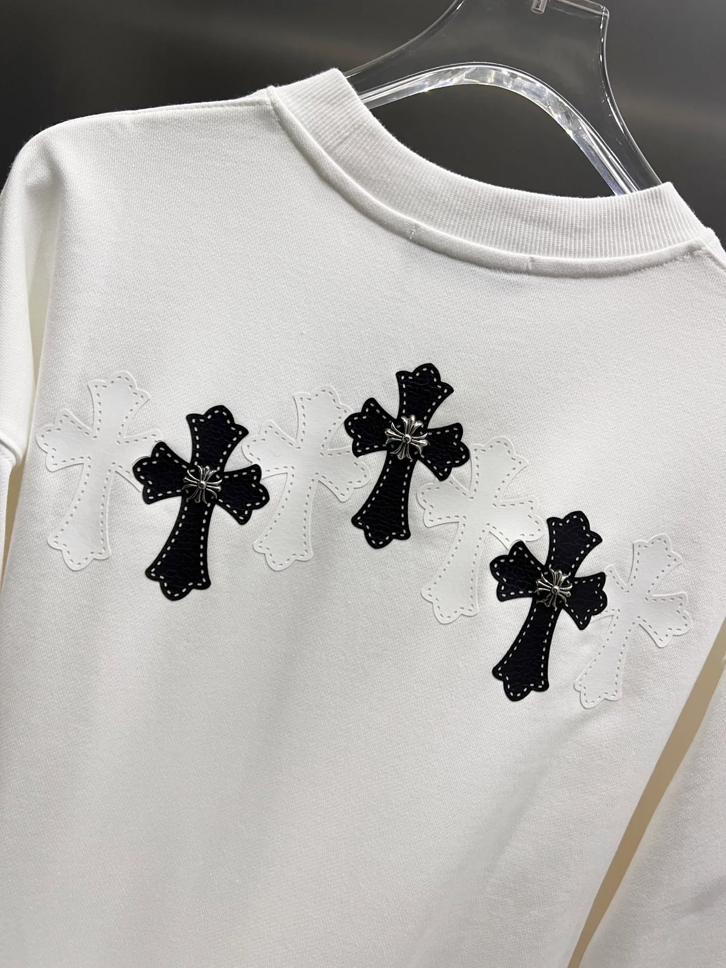 🅿️280 CH Crowe 2025 Autumn and Winter New Style Round Neck Long Sleeve Sweater Cross Patch Leather + Customized Hardware Metal Horseshoe Sanskrit Characters + Middle Eastern Australian Diamond Design Craftsmanship The real thing is great🔥Same style for men and women, loose version Size S M L XL XXL Five sizes Black White